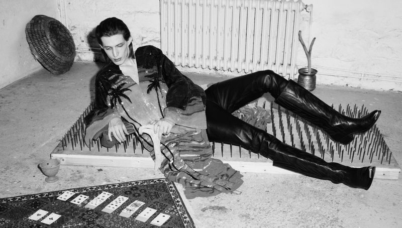 » Xavier Buestel Gets Comfortable on a Bed of Nails for Dapper Dan Xavier Buestel Model 2022 Dapper Dan 002