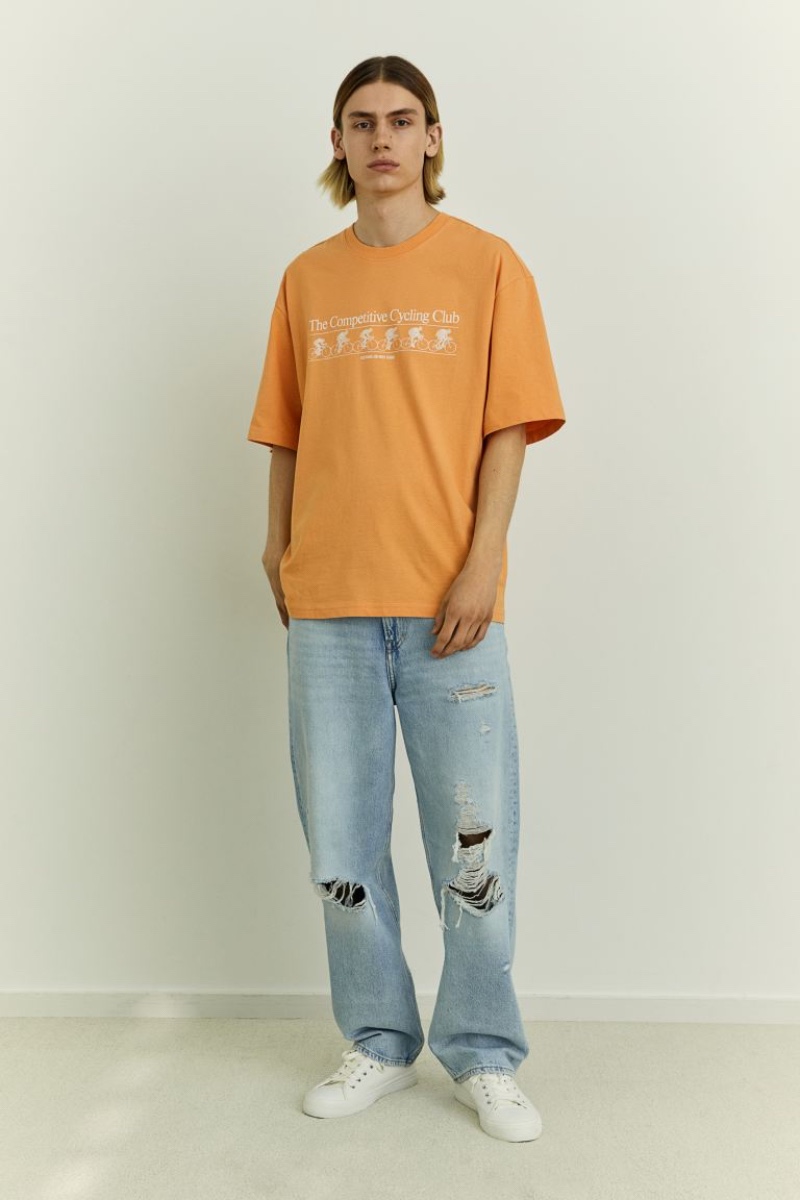 In front and center, Ati Oppelt models loose, baggy men's jeans by H&M. » Nostalgia Ultra: H&M Revisits Streetwear In front and center, Ati Oppelt models loose, baggy men's jeans by H&M.