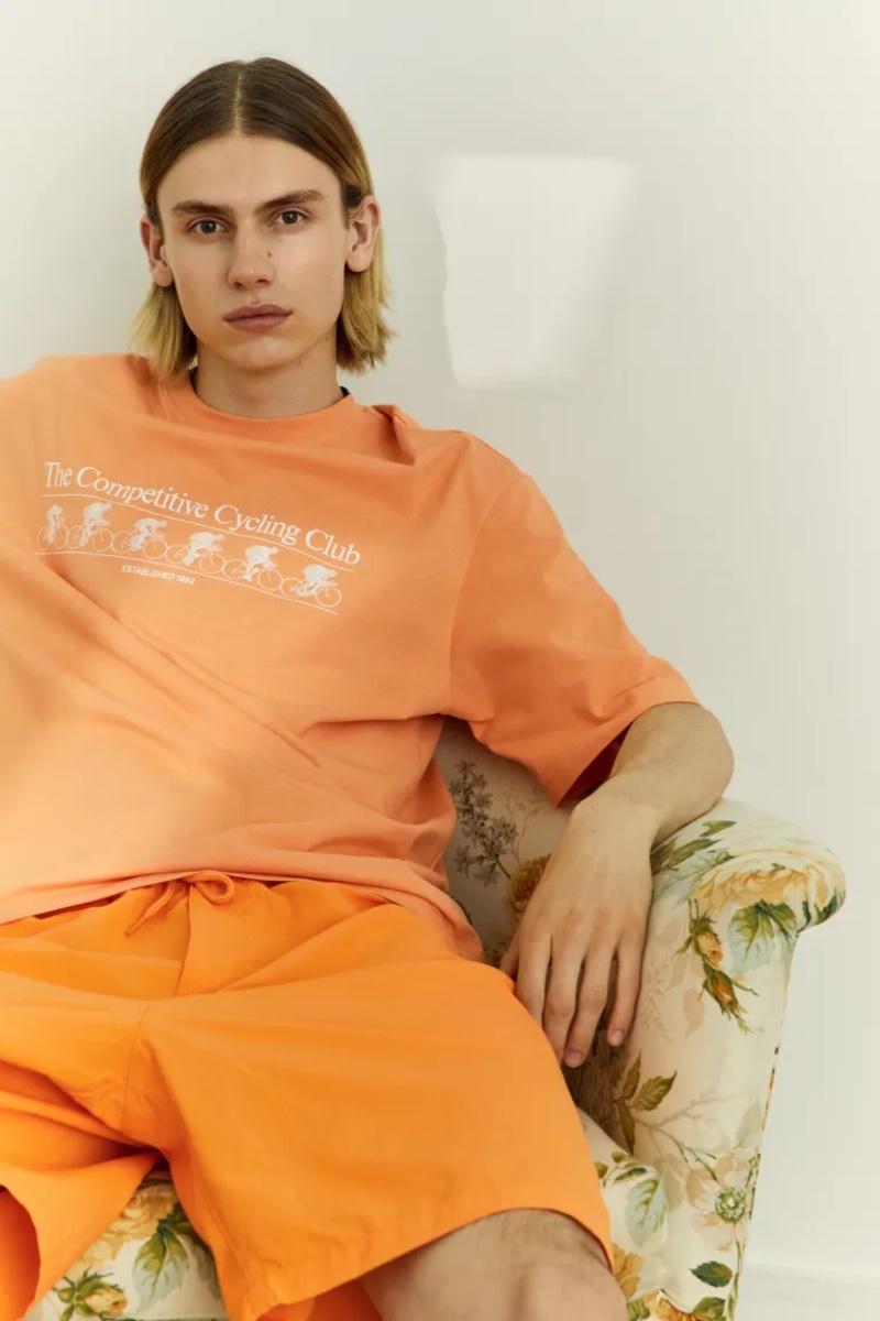 Sporting a printed t-shirt from H&M, Ati Oppelt also wears the brand's relaxed fit nylon shorts. » Nostalgia Ultra: H&M Revisits Streetwear Sporting a printed t-shirt from H&M, Ati Oppelt also wears the brand's relaxed fit nylon shorts.