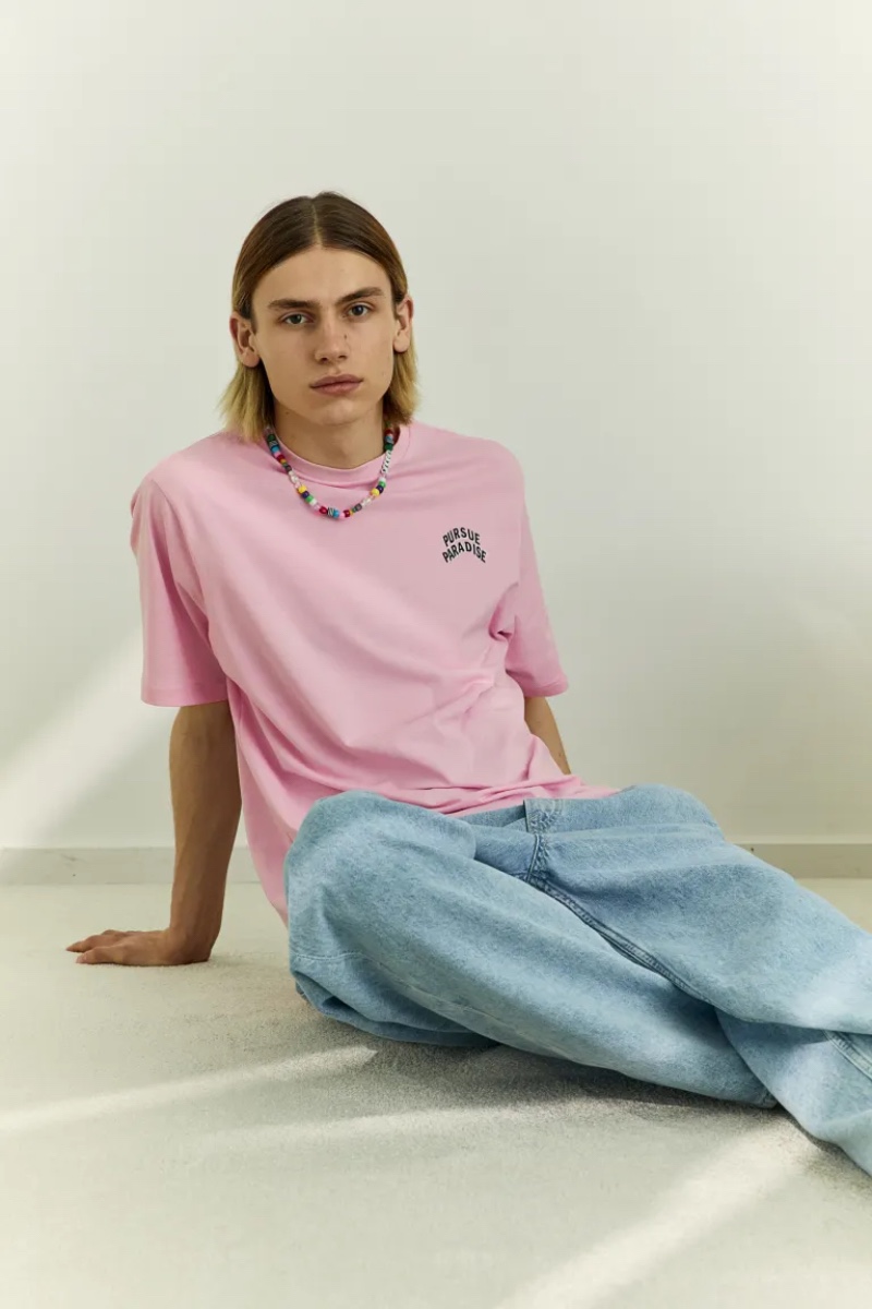 Pink is in fashion with Ati Oppelt wearing a H&M Pursue Paradise t-shirt. » Nostalgia Ultra: H&M Revisits Streetwear Pink is in fashion with Ati Oppelt wearing a H&M Pursue Paradise t-shirt.
