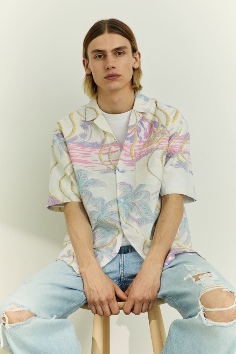 H&M channels vacation style with this relaxed fit linen-blend resort shirt worn by model Ati Oppelt. » Nostalgia Ultra: H&M Revisits Streetwear H&M channels vacation style with this relaxed fit linen-blend resort shirt worn by model Ati Oppelt.