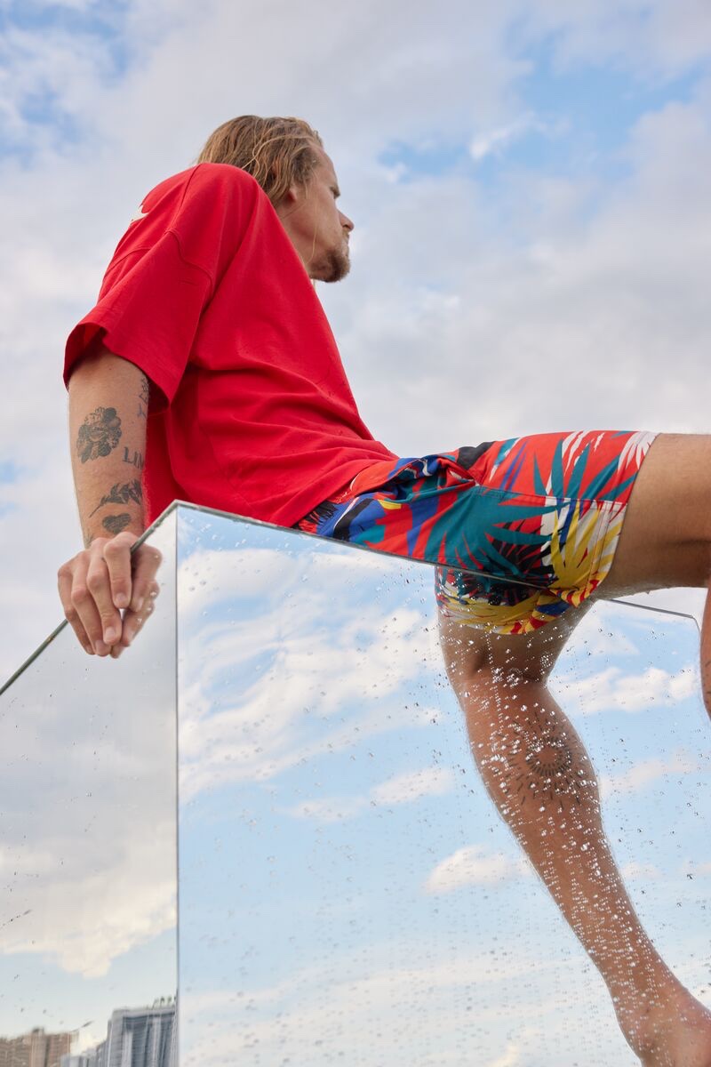 Go tropical with the Palm Angels x Vilebrequin Hawaiian print stretch swim trunks.