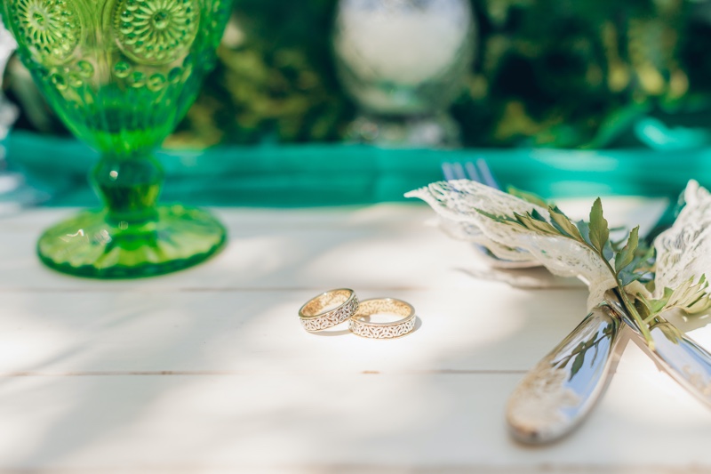 Photo Celtic Wedding Rings Table Sunlight