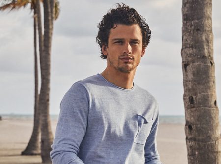 Going casual in a summer essential, Simon Nessman sports Todd Snyder's linen Shore sweater in blue willow.