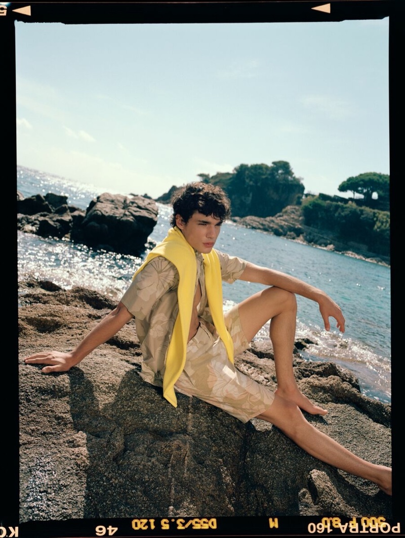 » Fernando Lindez Embraces Vacation Vibe in Tommy Hilfiger Tommy Hilfiger Summer 2022 Men 004