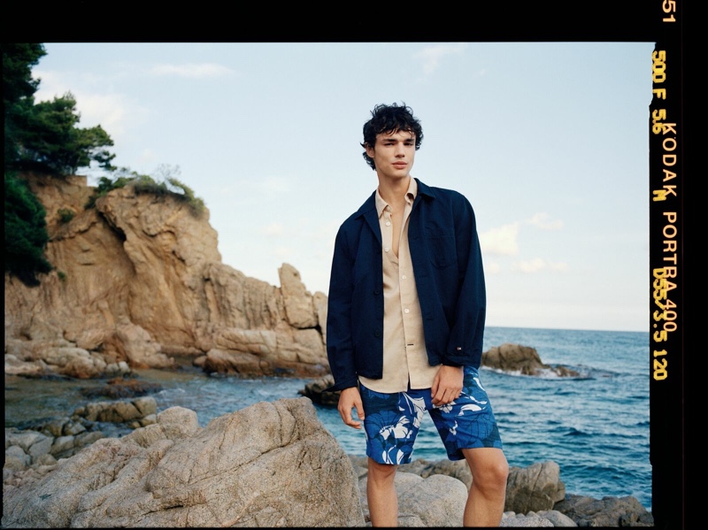 Fernando Lindez Model Tommy Hilfiger Summer 2022 Menswear » Fernando Lindez Embraces Vacation Vibe in Tommy Hilfiger Fernando Lindez Model Tommy Hilfiger Summer 2022 Menswear