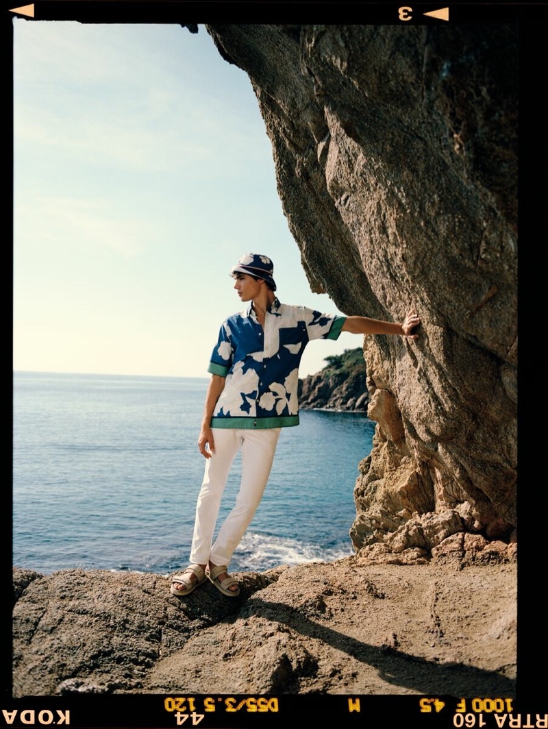 Fernando Lindez Model Summer 2022 Tommy Hilfiger Men Tropical Print » Fernando Lindez Embraces Vacation Vibe in Tommy Hilfiger Fernando Lindez Model Summer 2022 Tommy Hilfiger Men Tropical Print