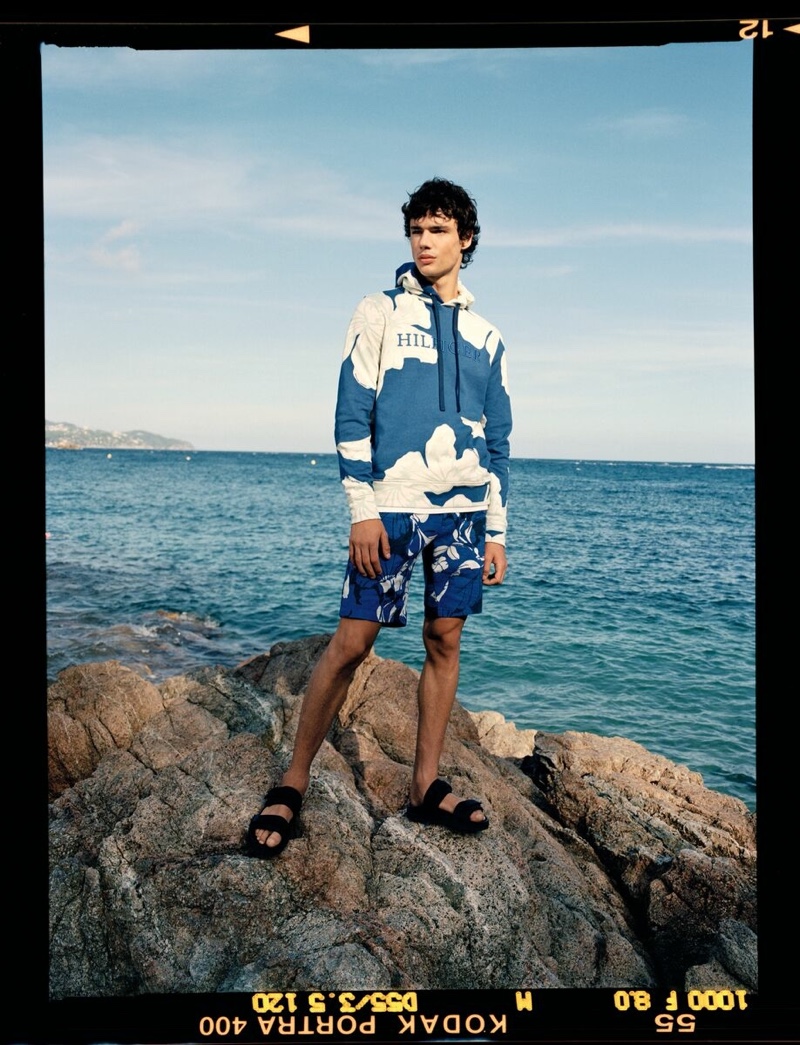 Fernando Lindez Tommy Hilfiger Model Men Summer 2022 » Fernando Lindez Embraces Vacation Vibe in Tommy Hilfiger Fernando Lindez Tommy Hilfiger Model Men Summer 2022