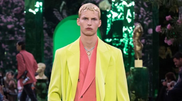Versace's Man is a Master of His Own Statement Versace's Man is a Master of His Own Statement