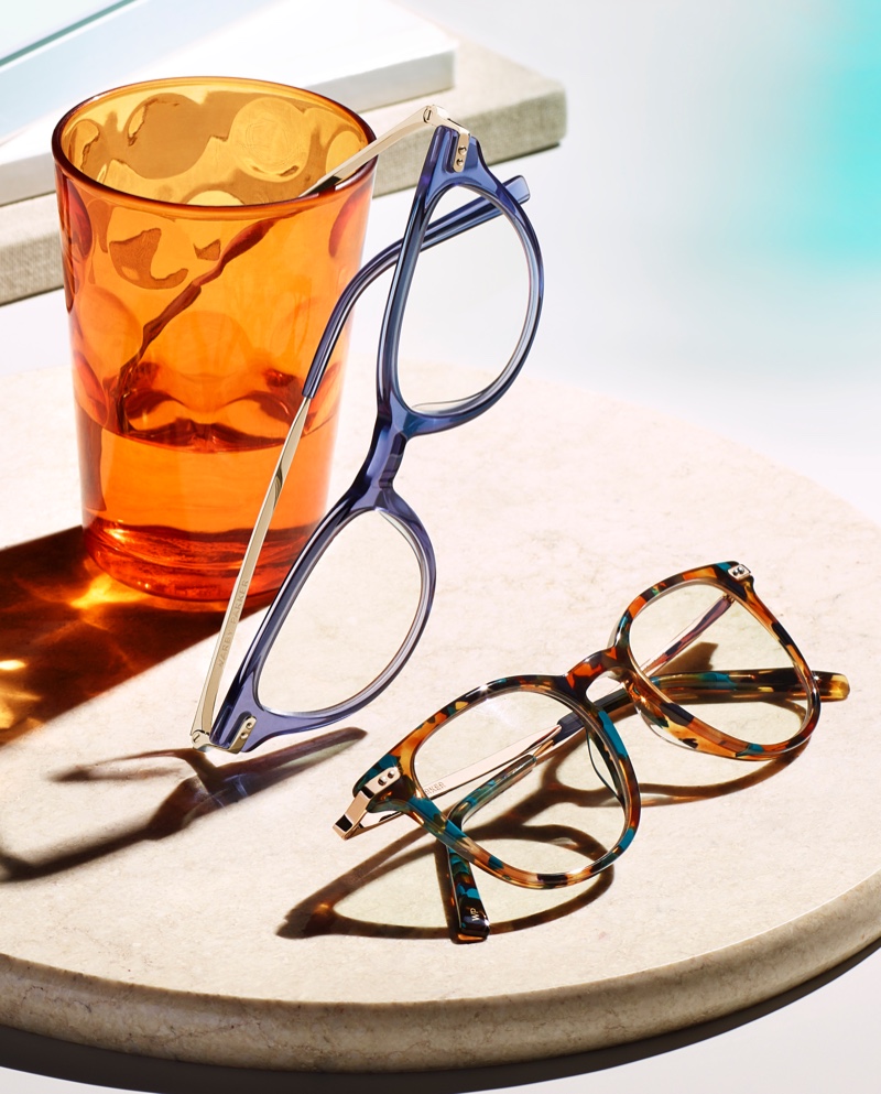 Canalisez l'ambiance relaxante de l'été avec Fara de Warby Parker en Iris Crystal avec Riesling et Kian en Teal Tortoise avec Polished Gold.