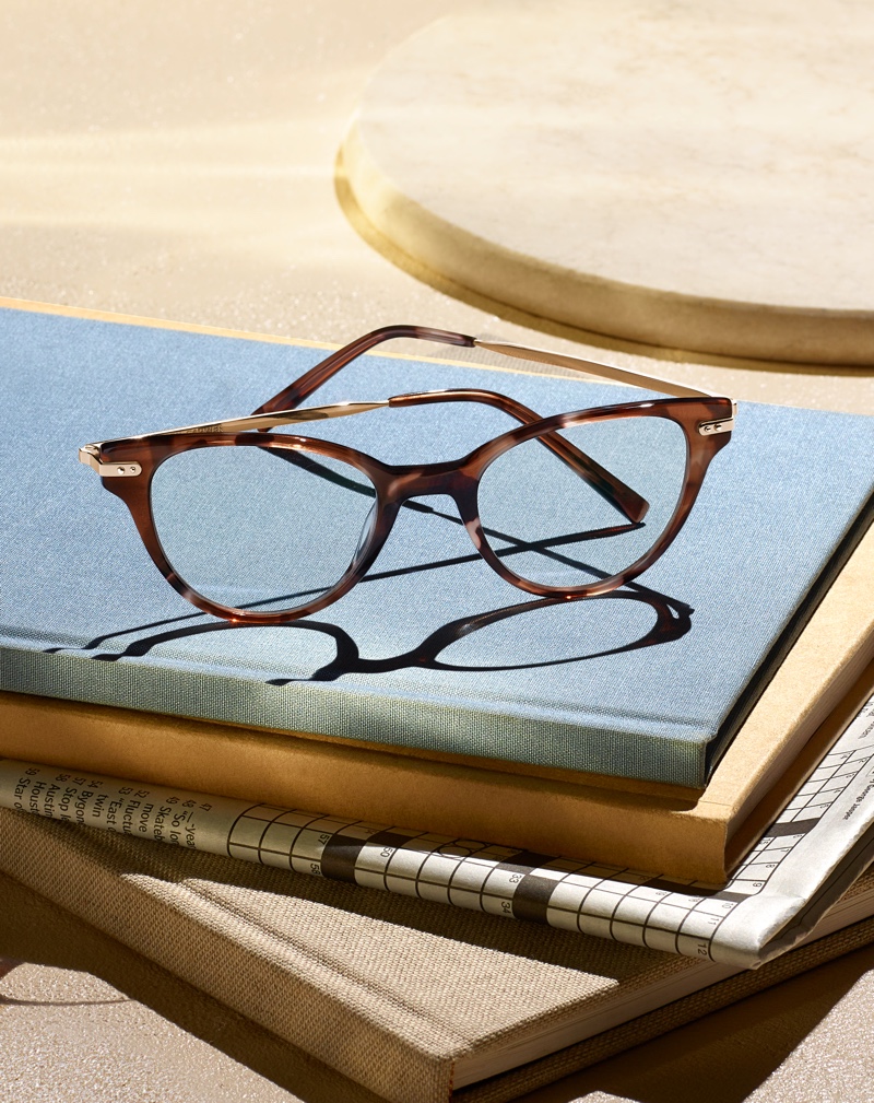 Adoptez un style de lunettes intelligent avec les lunettes Fara de Warby Parker en tortue sésame avec or poli.