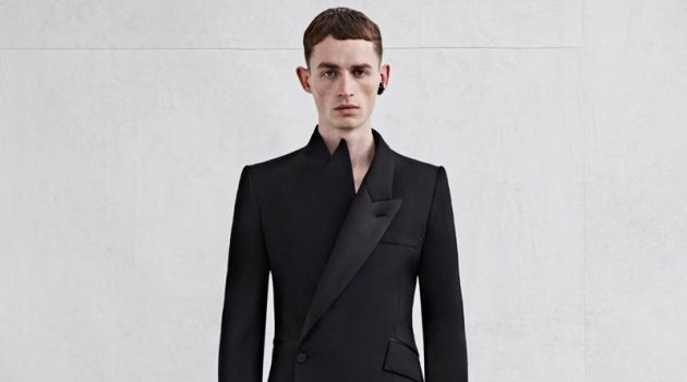 Alexander McQueen Finds Inspiration in the Evening for Spring '23 Tailoring Alexander McQueen Finds Inspiration in the Evening for Spring '23 Tailoring