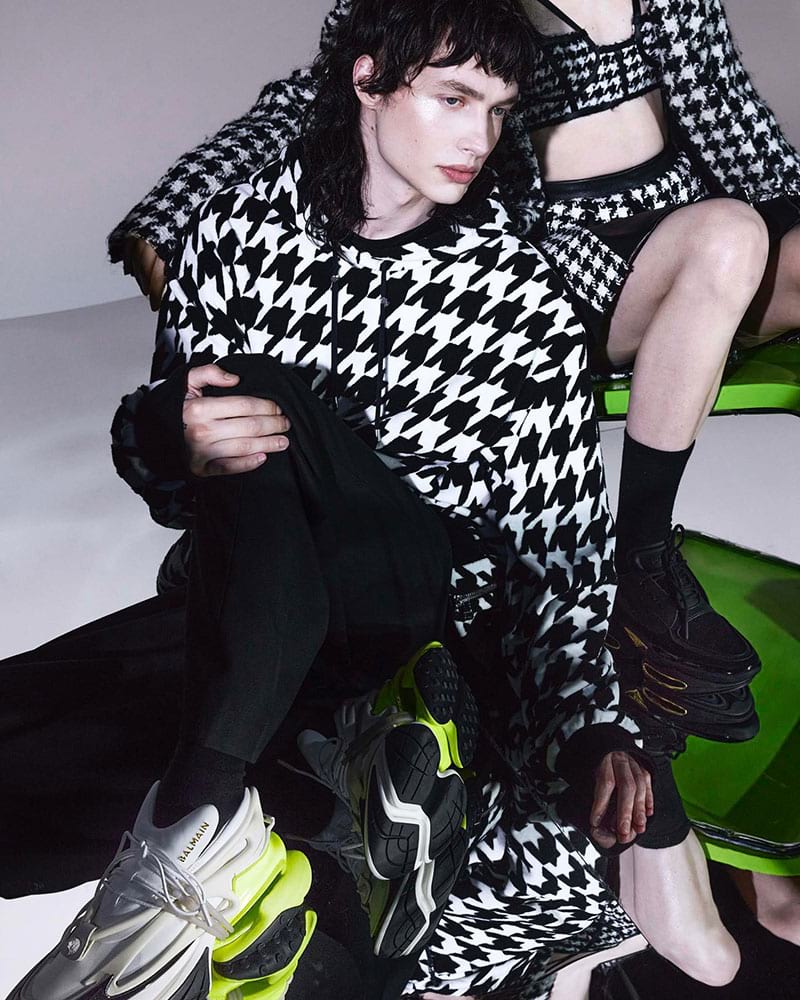 Reilly Patton Balmain Campaign Men Pre-fall 2022 Houndstooth Hoodie » Reilly Patton Embraces Graphic Style in Balmain Pre-fall '22 Collection Reilly Patton Balmain Campaign Men Pre-fall 2022 Houndstooth Hoodie