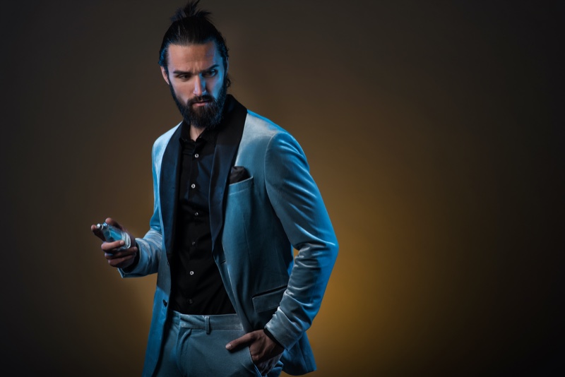 Male Model Blue Suit Holding Fragrance Bottle » What Does a Cologne Tell About a Man’s Personality? Male Model Blue Suit Holding Fragrance Bottle