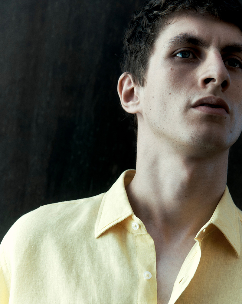 » Henry Models Sleek Summer Style from Massimo Dutti Massimo Dutti Men Editorial 2022 Henry Kitcher 002