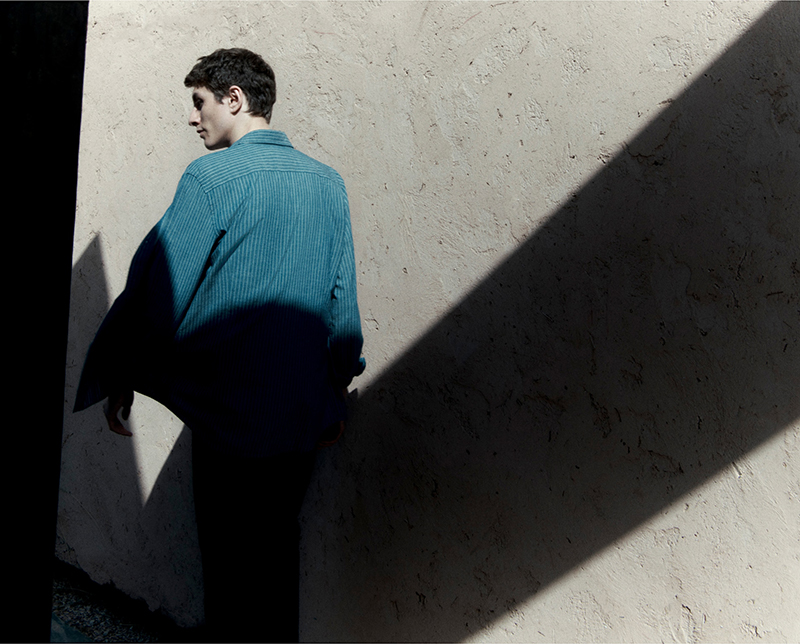 » Henry Models Sleek Summer Style from Massimo Dutti Massimo Dutti Men Editorial 2022 Henry Kitcher 003