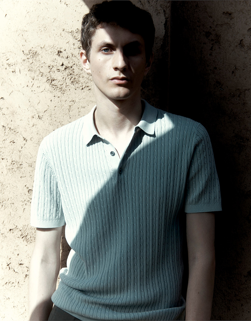 » Henry Models Sleek Summer Style from Massimo Dutti Massimo Dutti Men Editorial 2022 Henry Kitcher 008