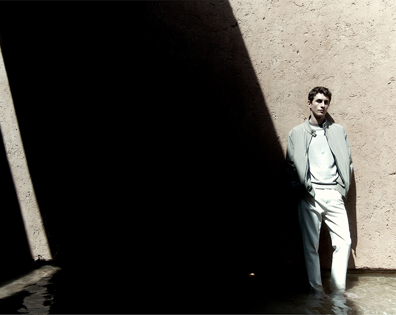 » Henry Models Sleek Summer Style from Massimo Dutti Massimo Dutti Men Editorial 2022 Henry Kitcher 011