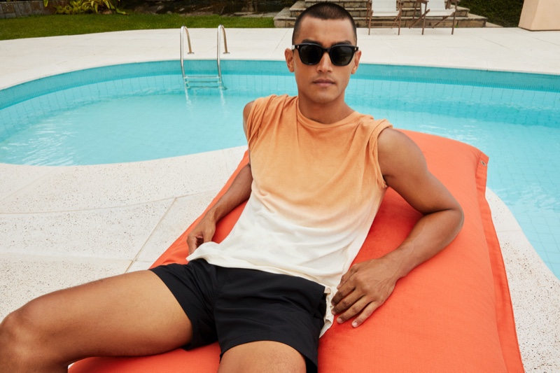 Luiz Piva Model Frescobol Carioca Pre-spring 2023 Collection » Frescobol Carioca Explores Copacabana Sunsets for Pre-spring '23 Luiz Piva Model Frescobol Carioca Pre-spring 2023 Collection