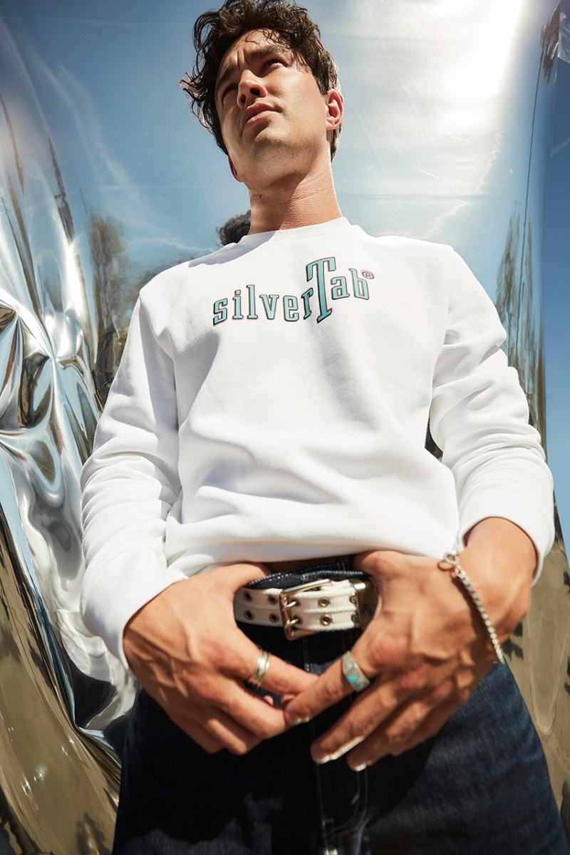 Levi's SilverTab Campaign Men Fall 2022 Gavin Leatherwood » Gavin Leatherwood Embraces Casual Style for Levi's SilverTab Campaign Levi's SilverTab Campaign Men Fall 2022 Gavin Leatherwood