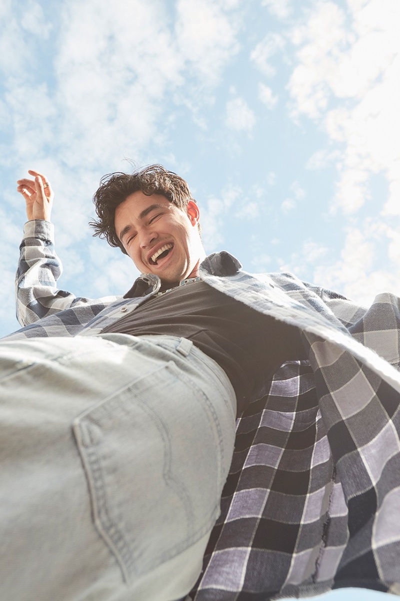 Gavin Leatherwood Smiling Levi's SilverTab Campaign Men Fall 2022 » Gavin Leatherwood Embraces Casual Style for Levi's SilverTab Campaign Gavin Leatherwood Smiling Levi's SilverTab Campaign Men Fall 2022