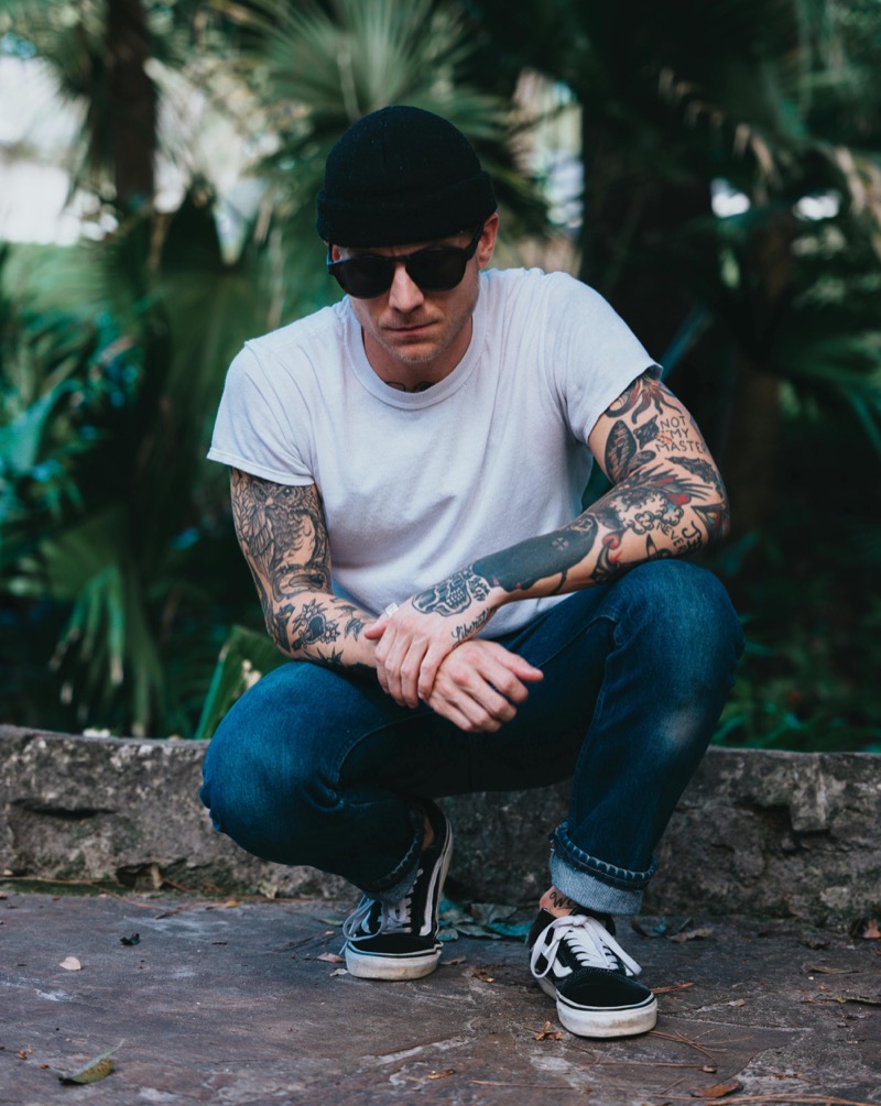 Worn Vans Old Skools give low top sneakers a punk-skater edge. » How to Wear Low Top Sneakers in Cool, Everyday Outfits Worn Vans Old Skools give low top sneakers a punk-skater edge.