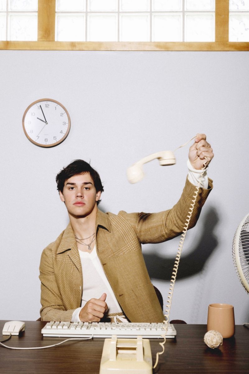 » Noah Beck Reports to the Office for Numéro Netherlands Noah Beck 2022 Numero Netherlands 006
