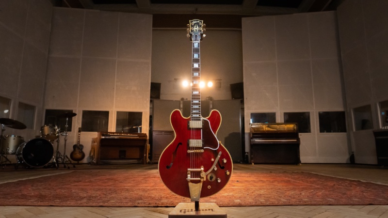 » Noel Gallagher Partners with Gibson & Epiphone for New Guitars Noel Gallagher Gibson Epiphone Guitar 2022 001