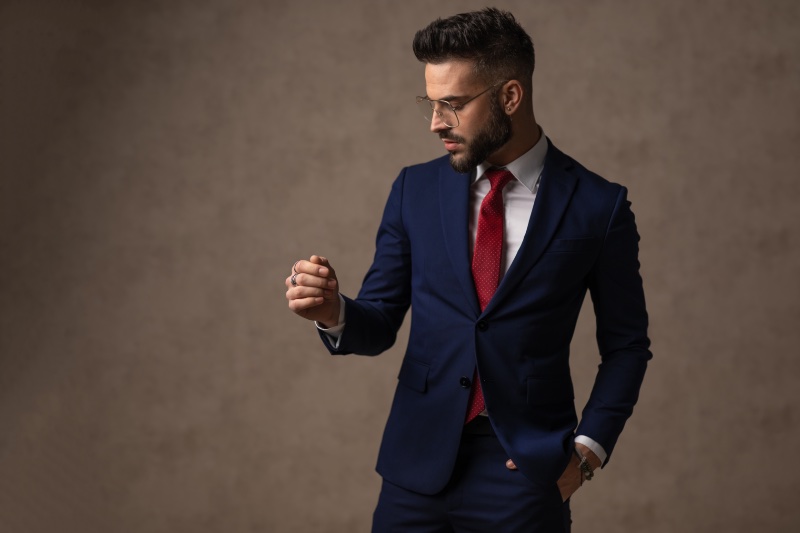 Man Navy Suit Glasses Red Tie » 5 Men's Fashion Trends Defining 2022 Man Navy Suit Glasses Red Tie