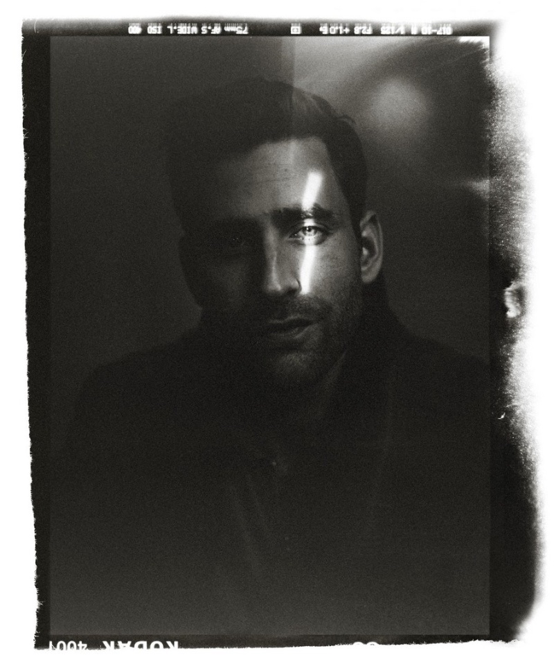 Oliver Jackson-Cohen Photo Schön! 2022 Portrait » Oliver Jackson-Cohen Talks Recent Projects with Schön! Oliver Jackson-Cohen Photo Schön! 2022 Portrait