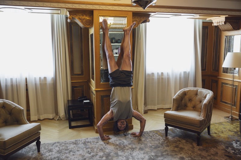 Zlatan Ibrahimović Feet H&M Move 2022 Handstand » Zlatan Ibrahimović Gets Moving with H&M Move Zlatan Ibrahimović Feet H&M Move 2022 Handstand
