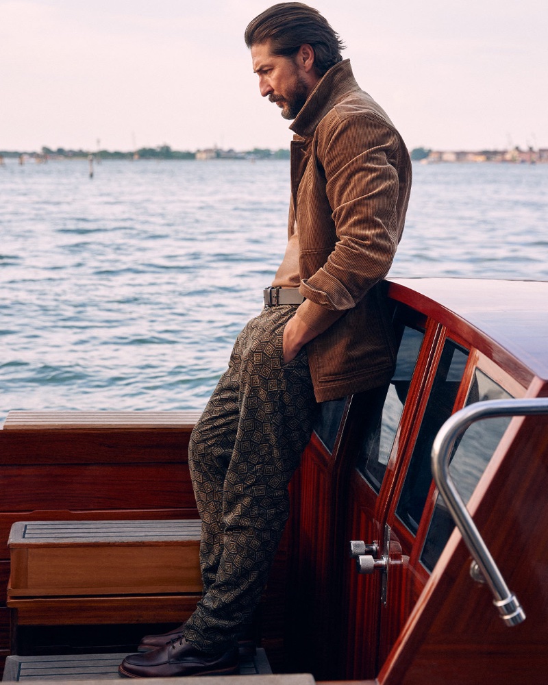 Model Ryan Porter showcases a look rich with texture for Banana Republic's fall-winter 2022 campaign.