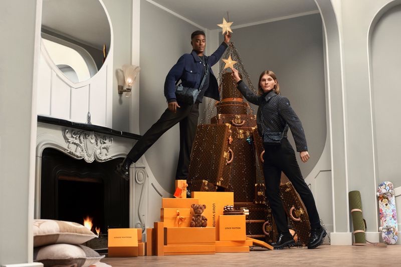 Decorating a luxurious Louis Vuitton Christmas tree, Babacar N'Doye and Teo Fortin front the brand's holiday 2022 campaign. » The Magic of LV Takes the Spotlight for Louis Vuitton Holiday Ad Decorating a luxurious Louis Vuitton Christmas tree, Babacar N'Doye and Teo Fortin front the brand's holiday 2022 campaign.