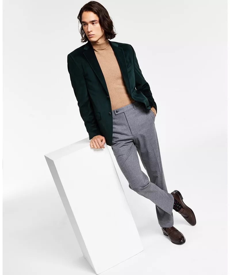 Dress up for the holidays with great pieces like this green Lauren Ralph Lauren velvet sports coat. » Men's Holiday Outfits: Where Sartorial Dreams Thrive Dress up for the holidays with great pieces like this green Lauren Ralph Lauren velvet sports coat.