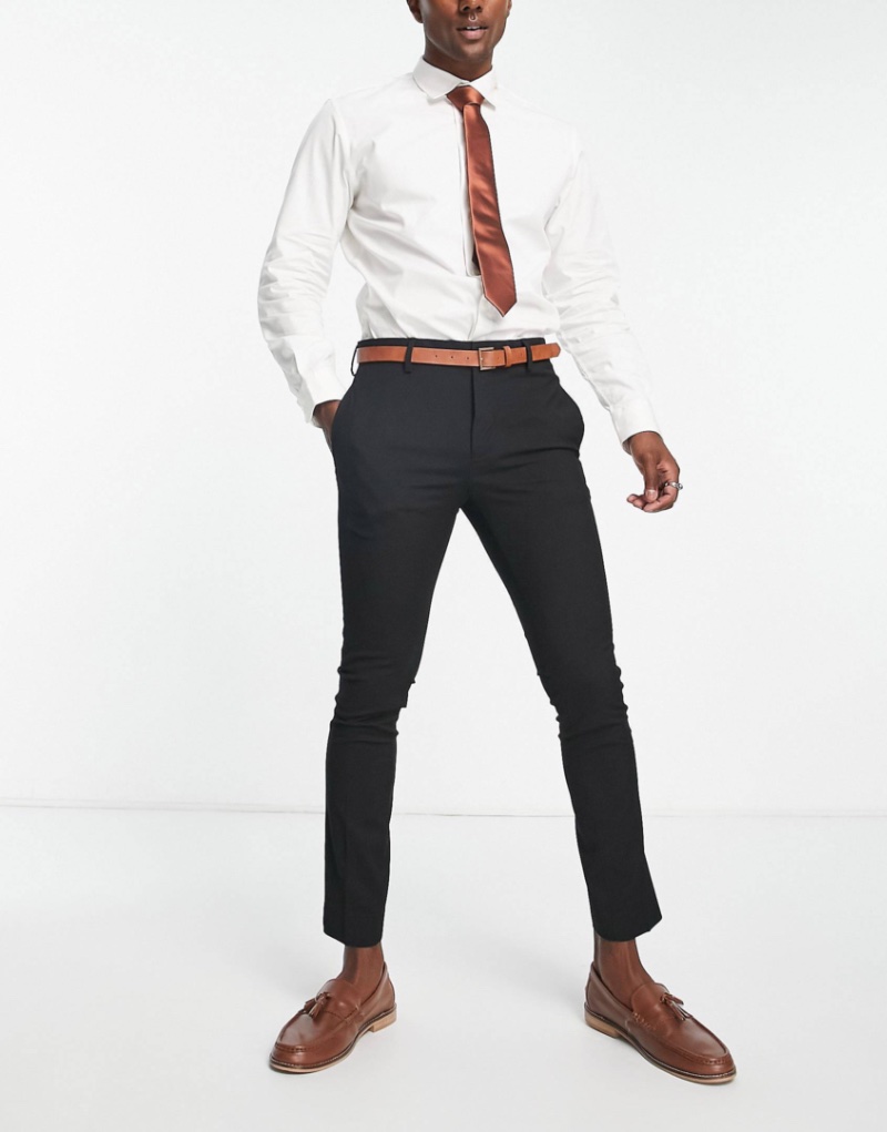 Is it okay to wear a brown belt with black pants and black shoes