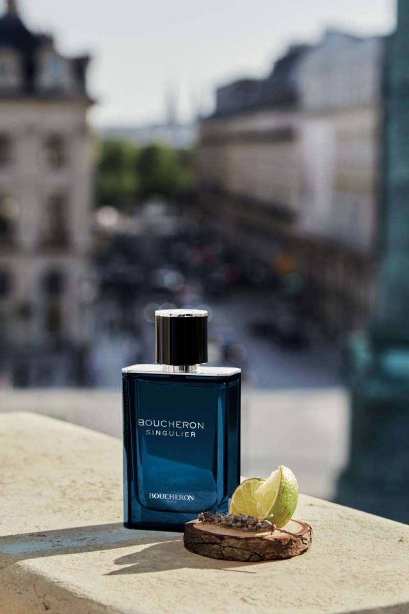 Boucheron Singulier offers a woody aromatic scent.