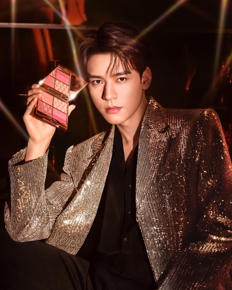 Gong Jun poses with the Charlotte Tilbury Pillow Talk Beautifying Face Palette.