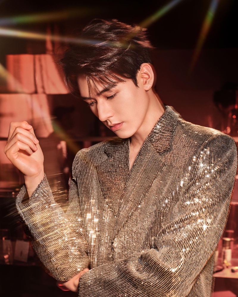Charlotte Tilbury brand ambassador Gong Jun takes the spotlight for a new holiday campaign. » Gong Jun Finds His Holiday Glow with Charlotte Tilbury Charlotte Tilbury brand ambassador Gong Jun takes the spotlight for a new holiday campaign.