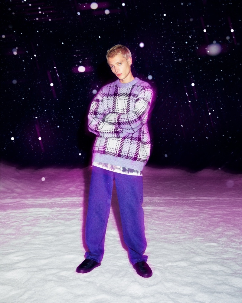 Tom Rey models an oversized fit jacquard-knit sweater with a purple plaid print. » Take on the Cold Weather with H&M's Expressive Knits Tom Rey models an oversized fit jacquard-knit sweater with a purple plaid print.