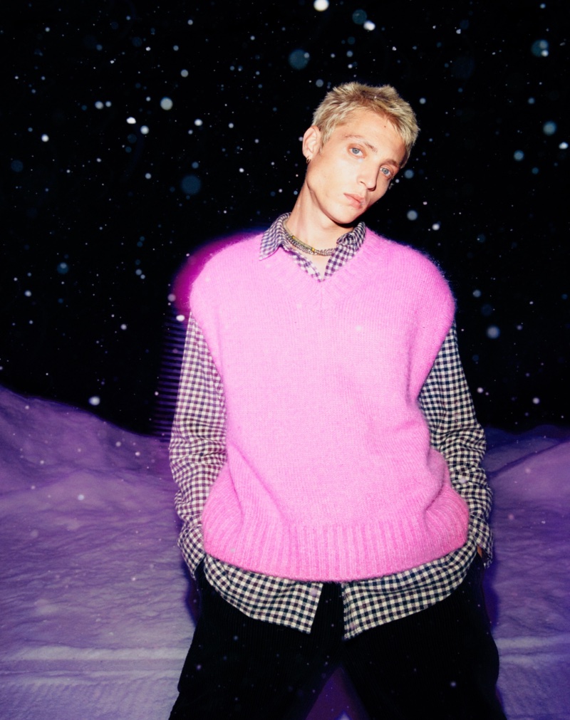 The sweater vest makes a comeback as Tom Rey wears a pink style. » Take on the Cold Weather with H&M's Expressive Knits The sweater vest makes a comeback as Tom Rey wears a pink style.