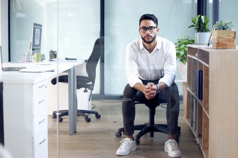 man business casual style white sneakers dress shirt » Styling Men’s Business Casual Outfits: Modern Work Staples man business casual style white sneakers dress shirt