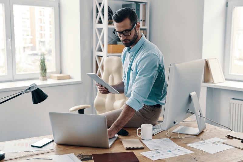 man office smart chic business casual style blue shirt » Styling Men’s Business Casual Outfits: Modern Work Staples man office smart chic business casual style blue shirt