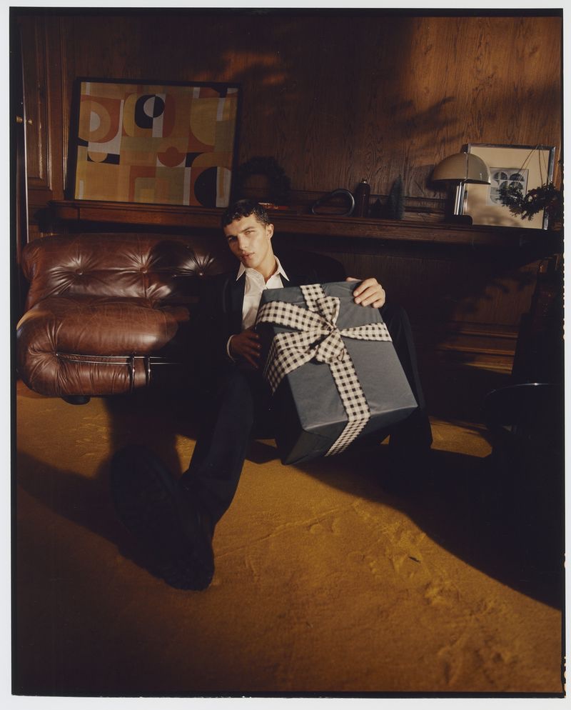 Taking hold of an oversized gift, Sacha Bilal fronts Sisley's holiday 2022 campaign. » Sisley's Holiday 2022 Campaign is All About Nostalgia Taking hold of an oversized gift, Sacha Bilal fronts Sisley's holiday 2022 campaign.