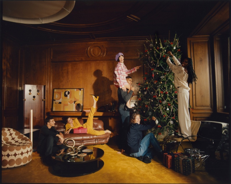 Sisley celebrates the holidays in style, with a new campaign. » Sisley's Holiday 2022 Campaign is All About Nostalgia Sisley celebrates the holidays in style, with a new campaign.
