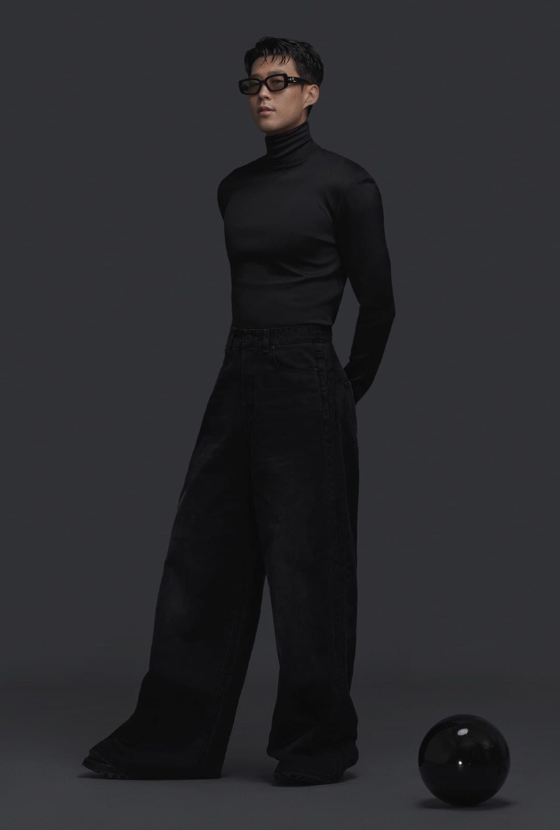 A smart vision in a turtleneck and wide-leg trousers, Son Heung Min dons Gentle Monster's Antena 01 sunglasses from its BOLD collection. » Son Heung Min Makes a BOLD Statement in Gentle Monster A smart vision in a turtleneck and wide-leg trousers, Son Heung Min dons Gentle Monster's Antena 01 sunglasses from its BOLD collection.