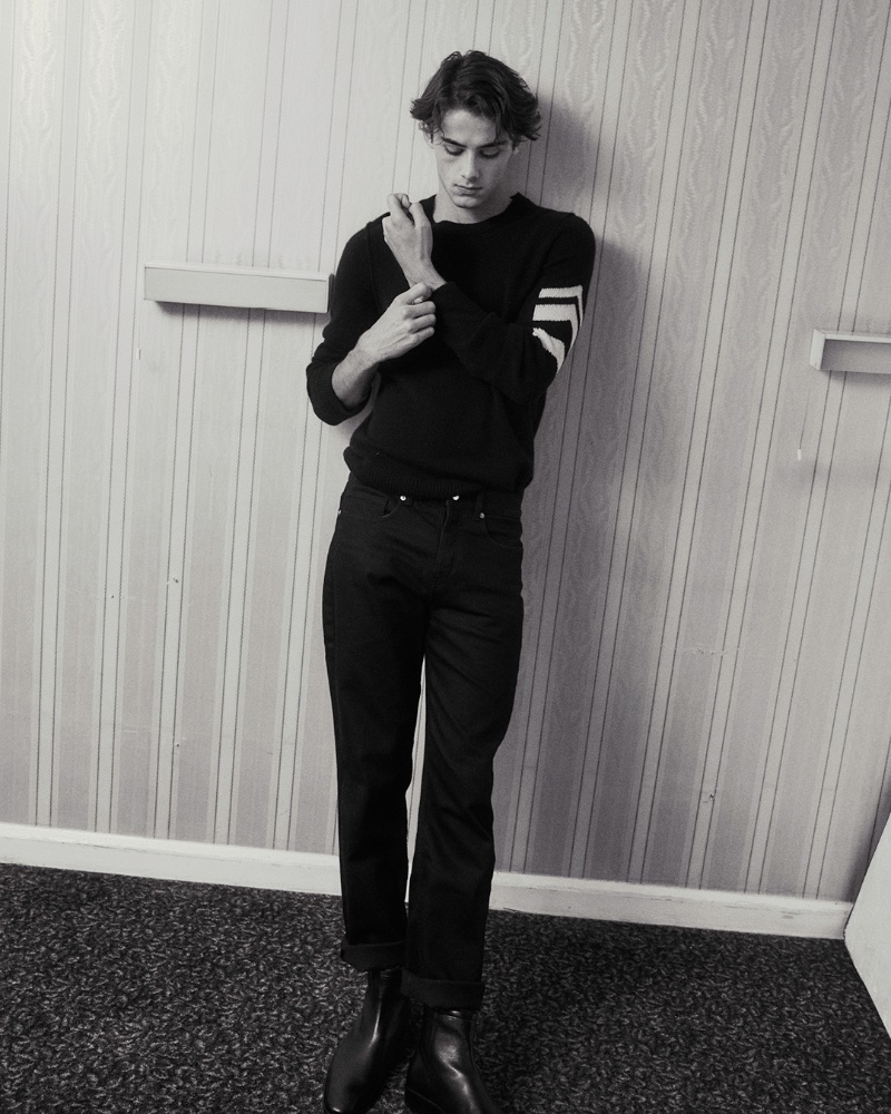 William Franklyn-Miller wears a black-on-black look in a sweater, jeans, and leather boots. » William Franklyn-Miller Sports Key Zadig & Voltaire Styles William Franklyn-Miller wears a black-on-black look in a sweater, jeans, and leather boots.