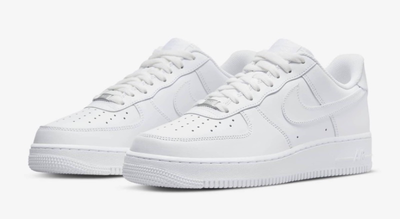 Complete your look with white Nike Air Force 1 '07 sneakers. 