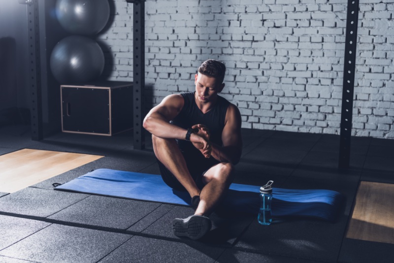 Gym Essentials Fitness Tracker » The Top 10 Gym Bag Essentials for Men: Fit, Fresh & Ready Gym Essentials Fitness Tracker