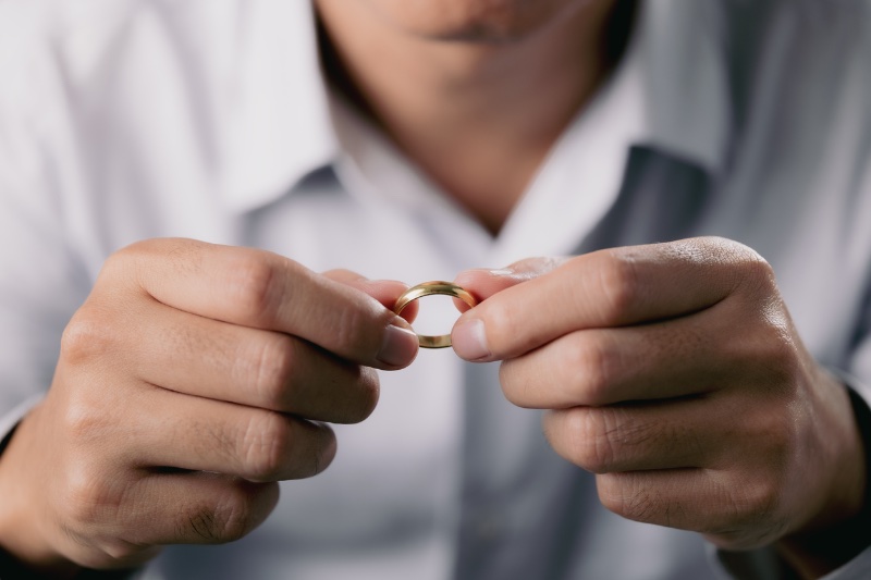 Whether you want a traditional gold wedding band or something more modern like titanium, there's plenty of options. » Breaking with Tradition: How Men Are Wearing Their Wedding Rings Whether you want a traditional gold wedding band or something more modern like titanium, there's plenty of options.
