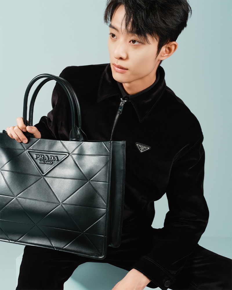 Bai Yufan wears a modern black look for the 2023 Prada Lunar New Year campaign. » Memories of Beauty: Cai Xukun & Bai Yufan Front Prada Campaign Bai Yufan wears a modern black look for the 2023 Prada Lunar New Year campaign.